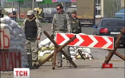 На въездах в Киев установили народные блокпосты с шинами, военной техникой и охотниками