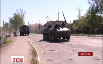 Українські військові пересуваються із національним стягом і утримують Словʼянськ у щільному кільці