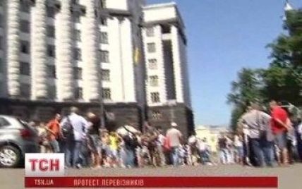 У Києві перевізники перекрили Грушевського, вимагаючи скасувати накази попередньої влади