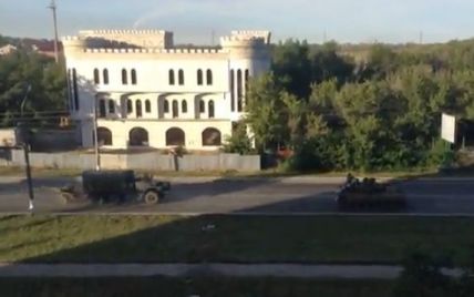 На Луганск движется колонна танков, БТРов и грузовиков под флагами России и Крыма (видео)