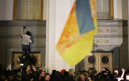 Раду від штурму зранку охороняє самооборона Майдану
