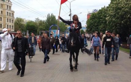 Джигурда на коне и с красным флагом провозгласил приверженность сепаратистам в Донецке