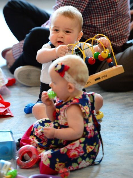Принц Георг играет с детьми / © Getty Images