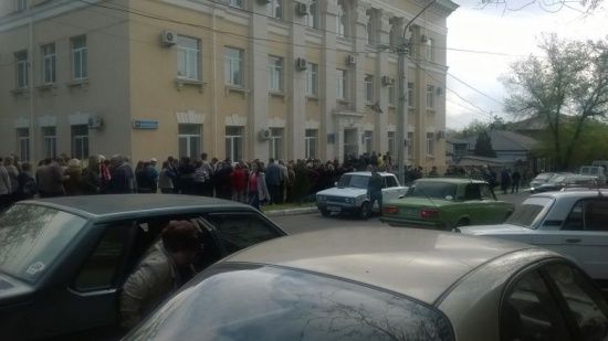 Окупанти на Луганщині "намалювали" явку у 45% - Гайдай про "референдум"