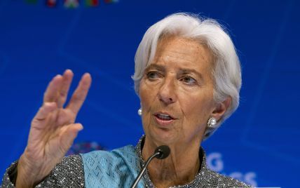 В стильном жакете и с красивыми серьгами: глава Международного валютного фонда на конференции