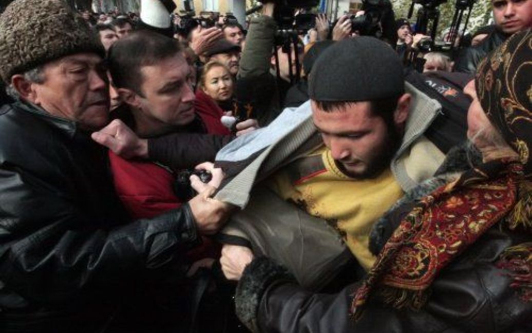 У Сімферополі відбувся мітинг за участю представників різних кримськотатарських громадських організацій. / © УНІАН