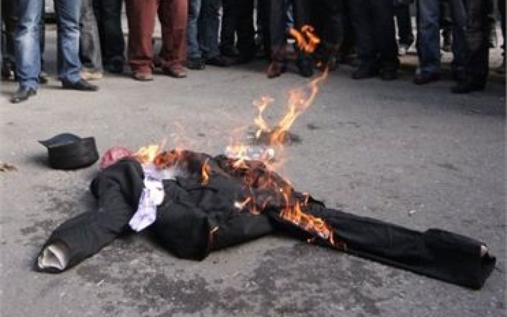 Акцію протесту в Сімферополі відкрили молебнем, а трохи пізніше спалили опудало Джемілєва / © УНІАН