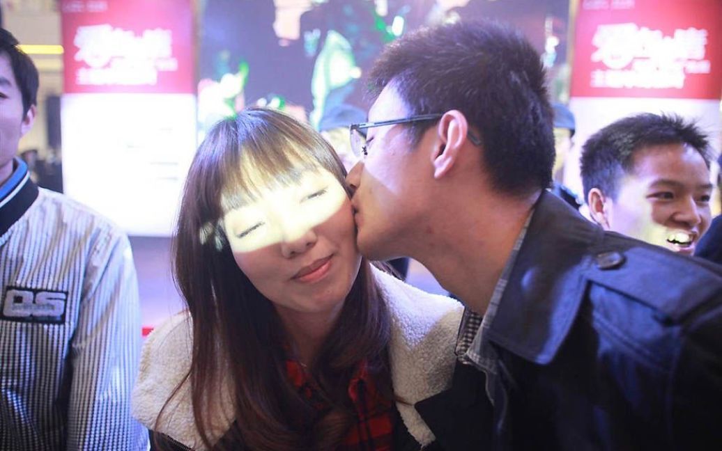 Найдовший ланцюг поцілунків створили у Пекіні / © Guinness World Records