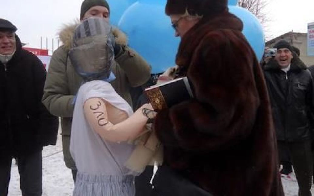 Під час мітингу в небо на синіх повітряних кулях була запущена гумова лялька, "загримована" під президента України. / © Facebook