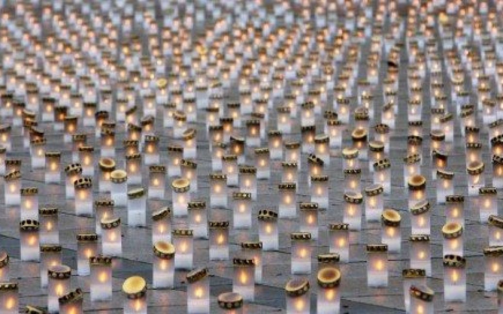 Литва, Вільнюс. В місті запалили 15377 свічок під час маршу пам&#039;яті загиблих у дорожньо-транспортних пригодах, який провели на Соборній площі у Вільнюсі. / © AFP