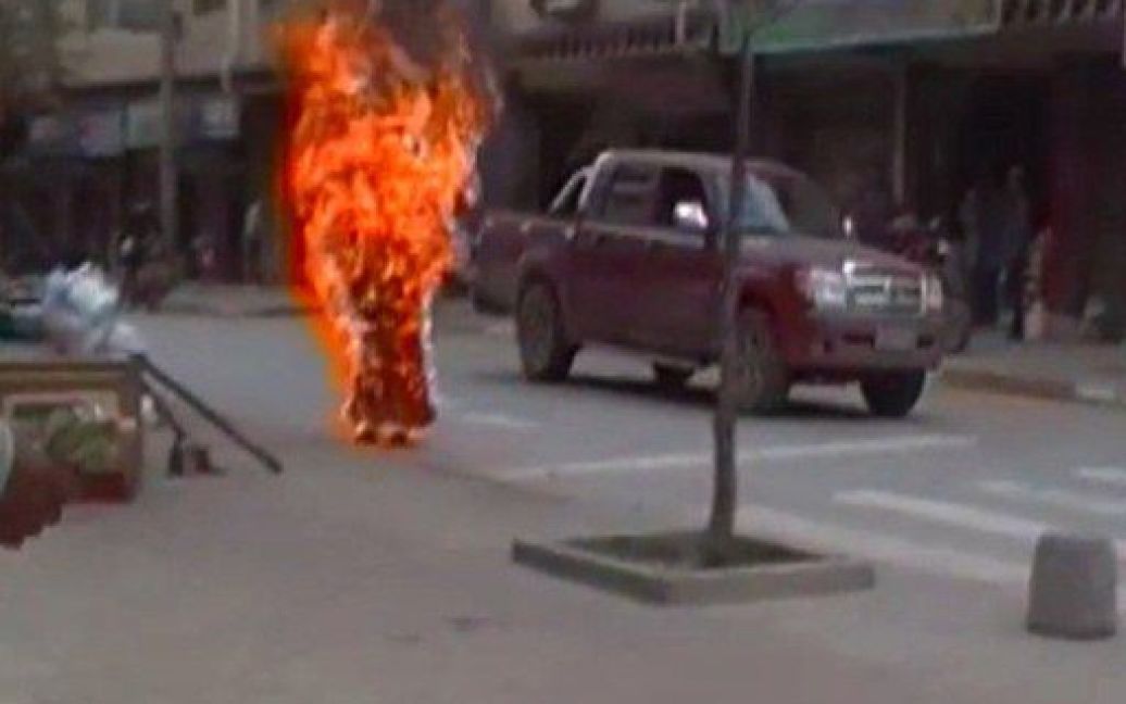 Китай, Даву. Людина здійснює акт самоспалення посеред вулиці міста Даву, префектура Ганьцзи у провінції Сичуань. Драматичні кадри, нібито фіксують момент, коли  тибетська буддійська черниця спалила себе. Фото AFP/"Студенти за вільний Тибет" / © AFP