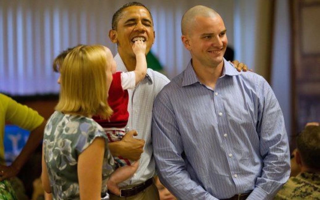Обама "закусив" рукою дитини, яка засунула йому пальці в рота / © Global Grind