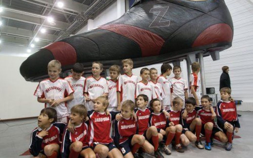 У Запоріжжі презентували 5-метрову футбольну бутсу / © УНІАН