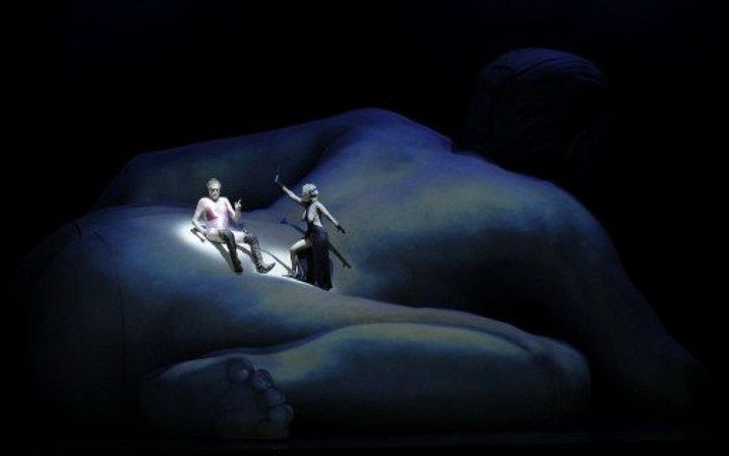 Іспанія, Барселона. Артисти з театру "La Fura dels Baus" проводять генеральну репетицію опери "Le Grand Macabre" Дьордя Лігеті в Гран Театрі дель Лісі. / © AFP
