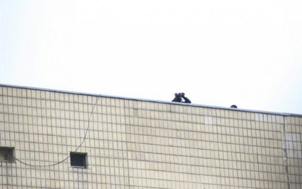 Снайпери на будівлі "Охматдиту" / © Дело
