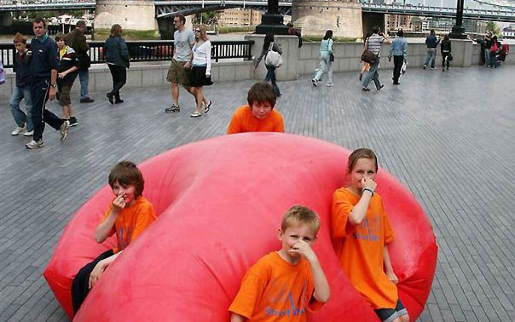 Найбільша у світі подушка-пердушка діаметром 3 м. / © Guinness World Records