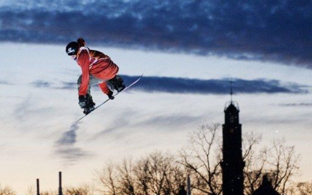 Швеція, Стокгольм. Норвезький спортсмен Торгеїр Бергрем стрибає на сноуборді під час виступу на Кубку світу Big Air FIS 2012 у Стокгольмі. / © AFP