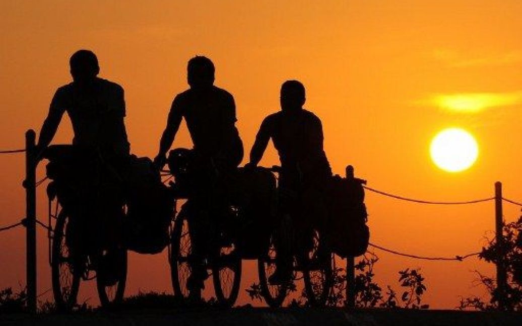 США, Лос-Анджелес. Брати Берги планують подолати тисячі кілометрів під час благодійного велопробігу вздовж узбережжя океану, від Аляски до Санта-Моніки і Ла-Пасу. / © AFP