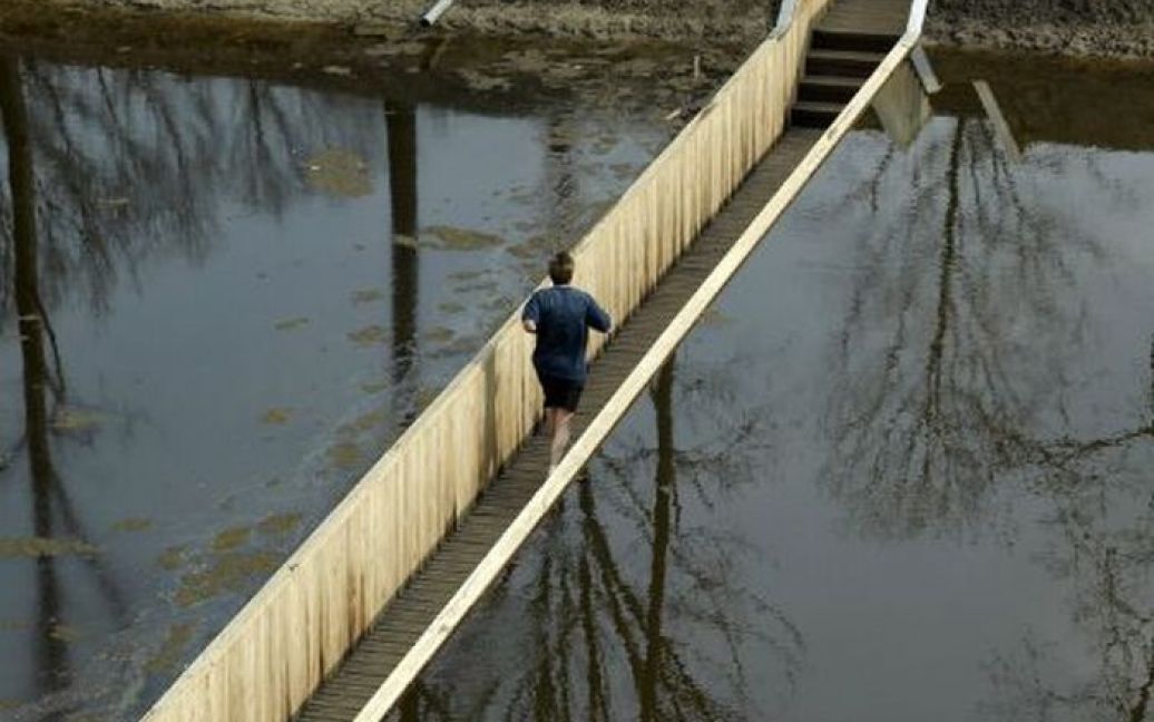 В Голландії у форті Fort De Roovere побудували Міст імені пророка Мойсея (Moses Bridge), який знаходиться нижче рівня води / © membrana.ru