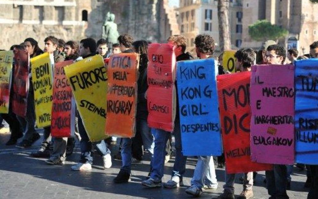 Італія, Рим. Студенти і демонстранти пройшли маршем через площу Венеції на знак протесту проти скорочення бюджету на освіту і проти заходів жорсткої економії в Європі. / © AFP