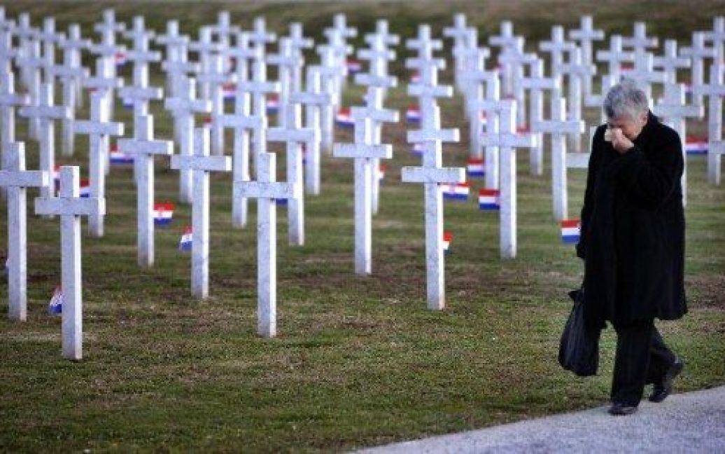 Хорватія, Вуковар. Літня жінка йде через кладовище жертв війни 1991 року. Місто Вуковар було захоплене югославською армією та сербськими повстанцями у листопаді 1991 року після тримісячної облоги, під час якої більше 1000 мирних жителів були вбиті і 22 тисячі депортовані. / © AFP