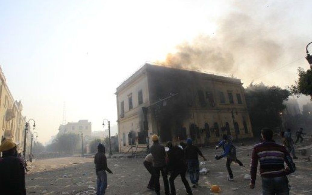 Демонстранти в Каїрі почали "війну" з правоохоронцями / © AFP