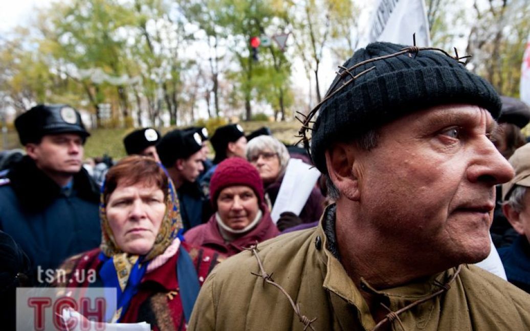 Біля будівлі Кабінету міністрів в Києві зібрались на мітинг близько 300 чорнобильців / © Євген Малолєтка/ТСН.ua
