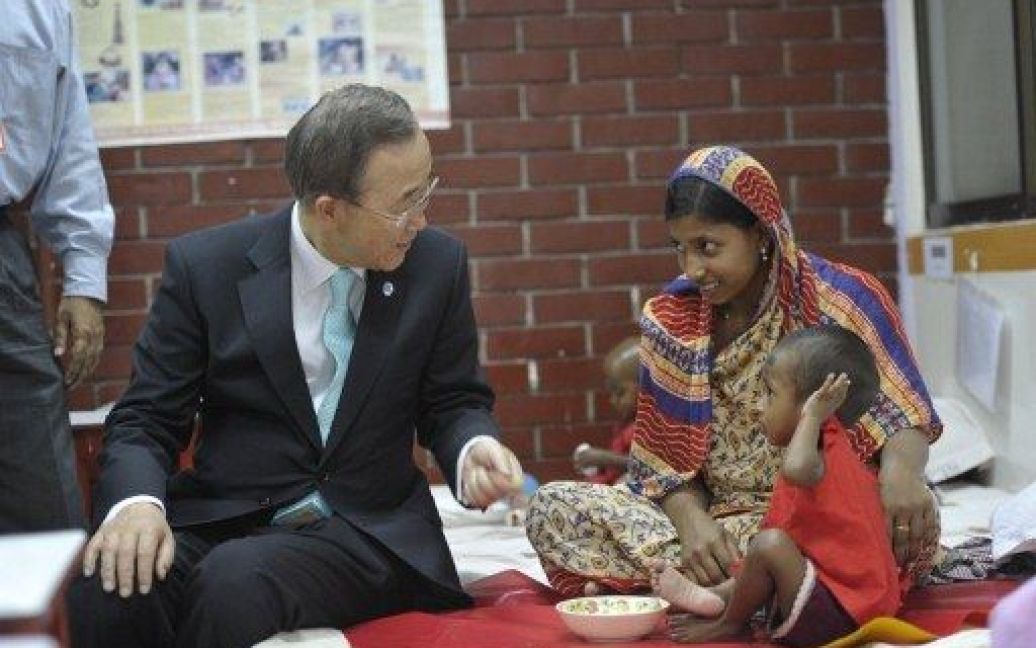 Бангладеш, Дакка. Генеральний секретар ООН Пан Гі Мун розмовляє з пацієнтами Міжнародного центру досліджень діарейних захворювань у місті Дакка. Фото AFP/ООН/Марк Гартен / © AFP