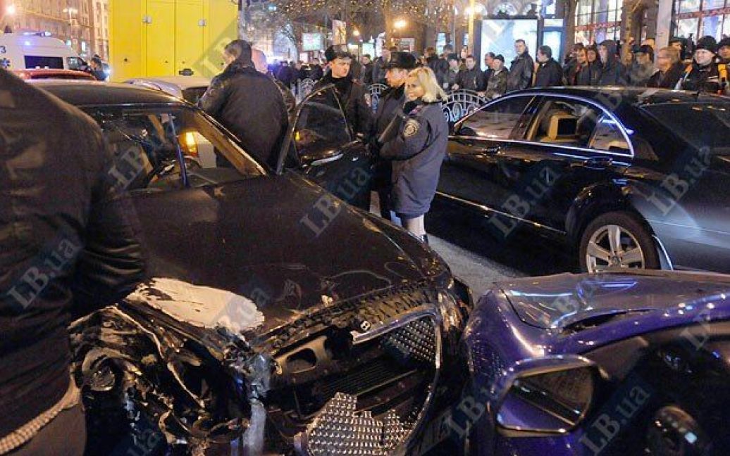 На перетині вулиць Хрещатик і Прорізна в Києві зіткнулися близько 10 автомобілів, регулювальник отримав травму. / © LB.ua