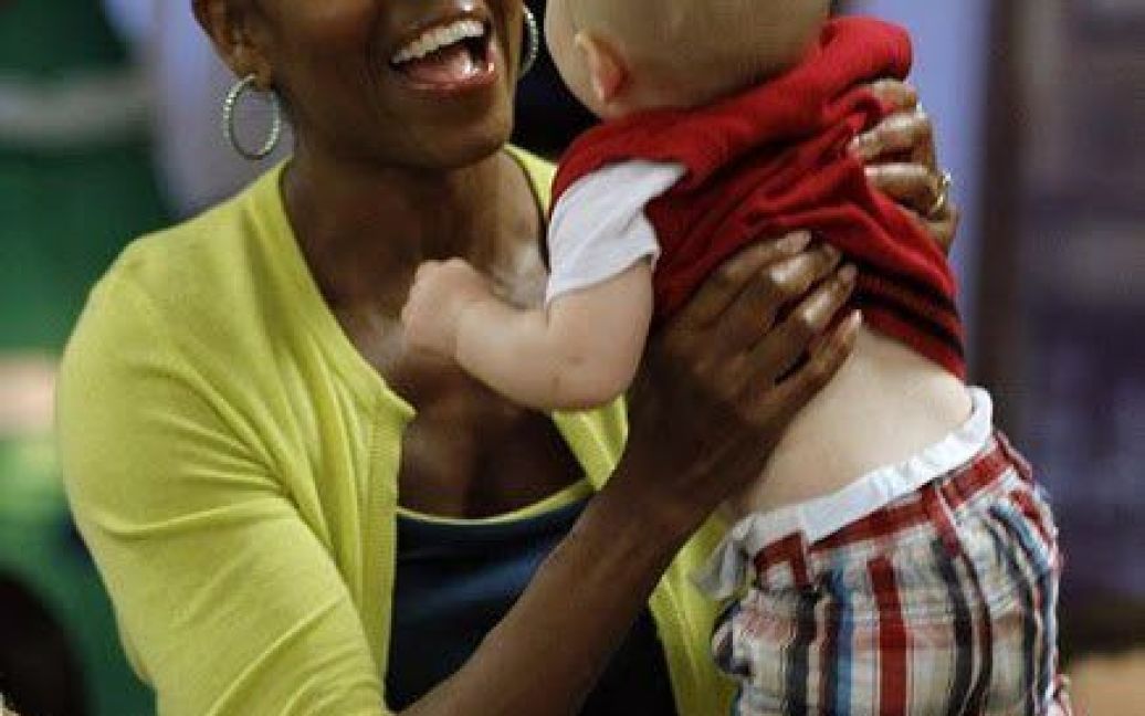 Мішель Обама з хлопчиком / © Global Grind