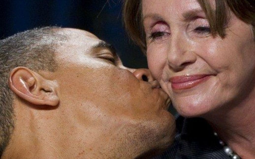 США, Вашингтон. Президент США Барак Обама цілує Ненсі Пелосі, лідера меншості у Палаті представників, під час Національного молитовного сніданку у Вашингтоні. / © AFP