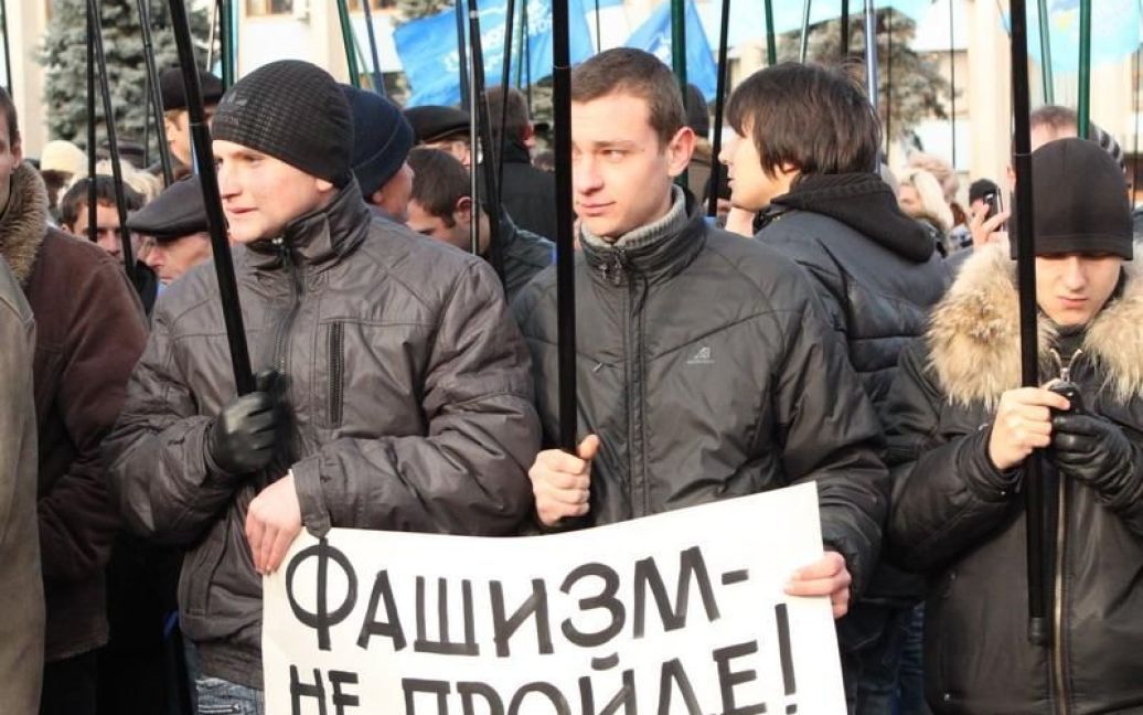 Під час проведення акції на площу прийшли активісти Партії регіонів / © Газета Є