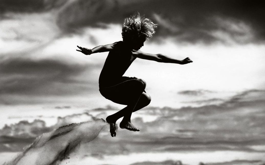 Мій син Джек стрибає по дюнах. Фото Betina La Plante / © National Geographic