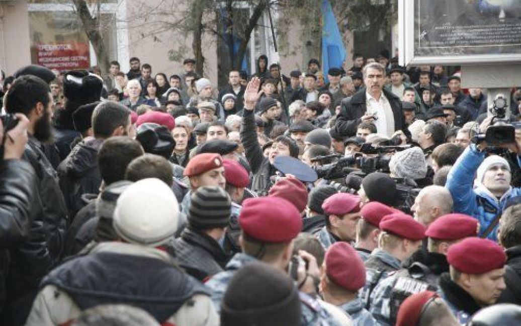 У Сімферополі відбувся мітинг за участю представників різних кримськотатарських громадських організацій. / © УНІАН