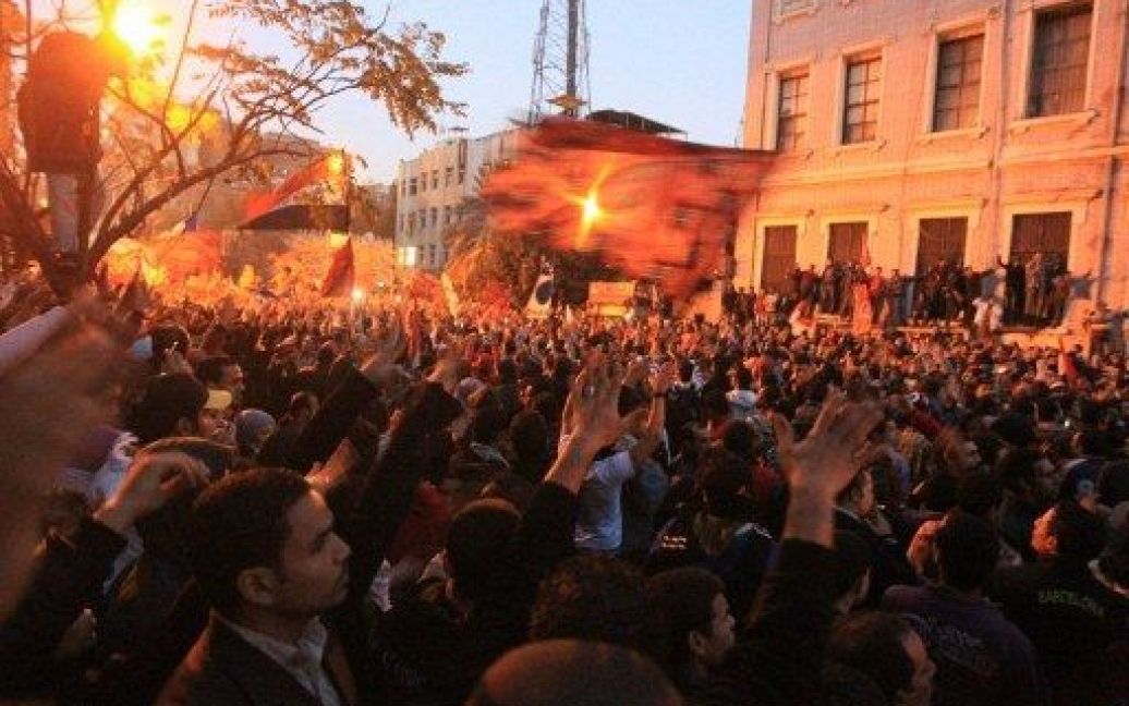 Єгипет, Каїр. Єгиптяни влаштували масові протести перед будівлею МВС у Каїрі. Поліція розганяла сльозоточивим газом демонстрантів, які виступили проти трагічних наслідків заворушень на футбольному матчі у Порт-Саїді. / © AFP