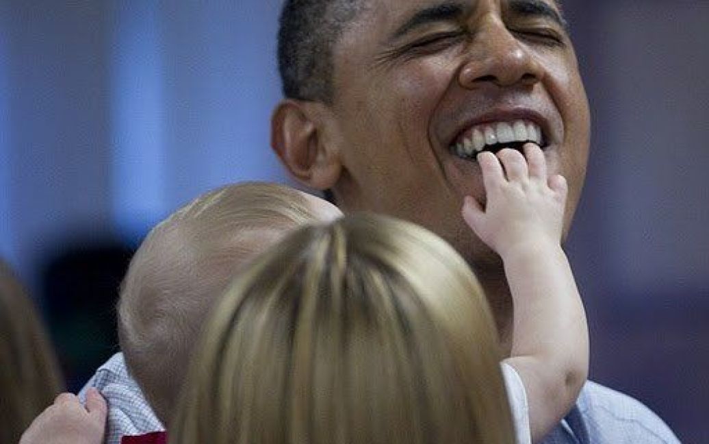 Обама "закусив" рукою дитини, яка засунула йому пальці в рота / © Global Grind