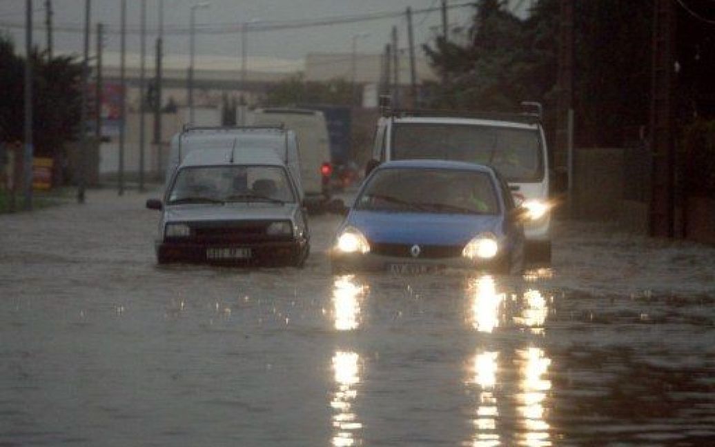 Франція, Перпіньян. Автомобілі пробираються вулицею, затопленою в результаті проливних дощів у місті Перпіньян на південному заході Франції. / © AFP