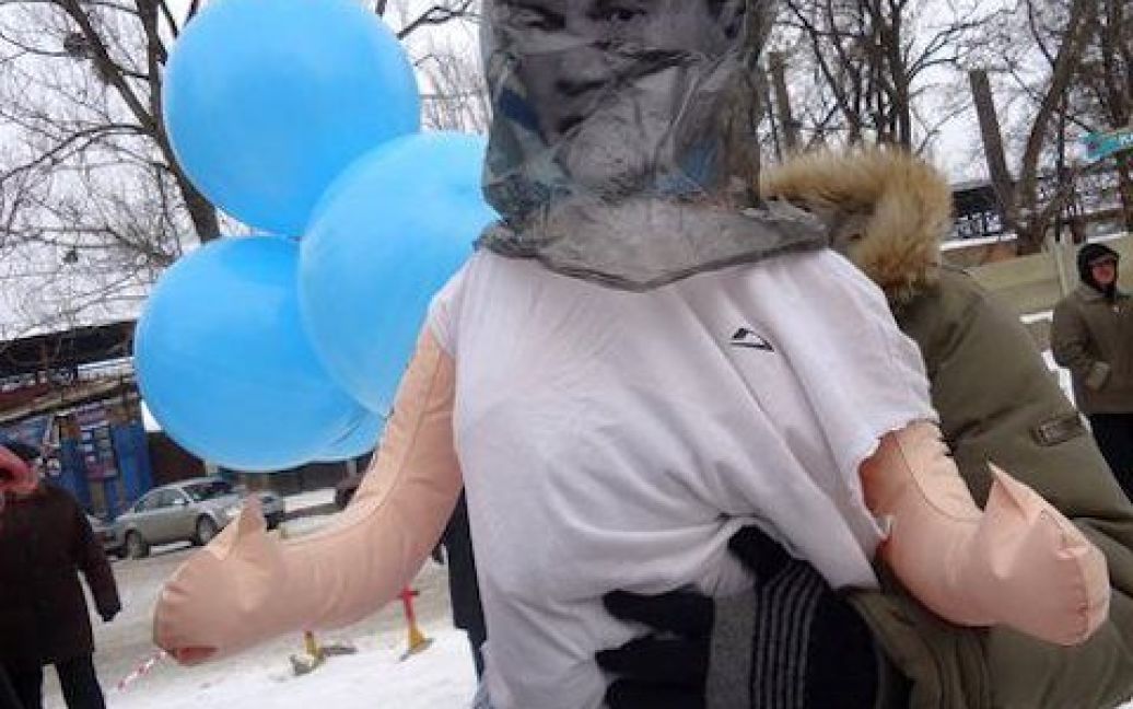 Під час мітингу в небо на синіх повітряних кулях була запущена гумова лялька, "загримована" під президента України. / © Facebook