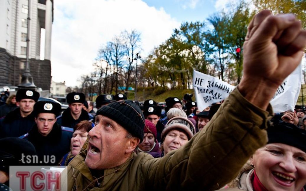 Біля будівлі Кабінету міністрів в Києві зібрались на мітинг близько 300 чорнобильців / © Євген Малолєтка/ТСН.ua