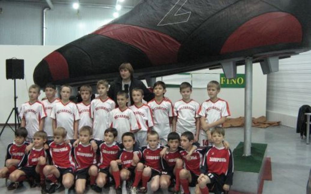 У Запоріжжі презентували 5-метрову футбольну бутсу / © reporter.zp.ua