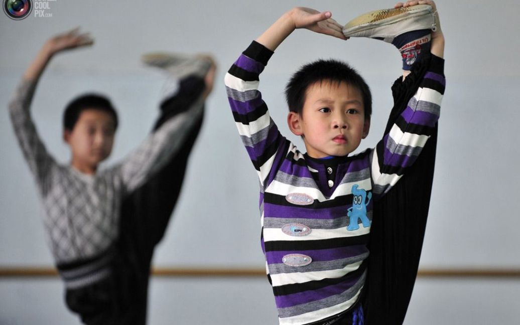 Тренування у залі школи пекінської опери Шеньянського університета в провінції Ляонін / © TotallyCoolPix