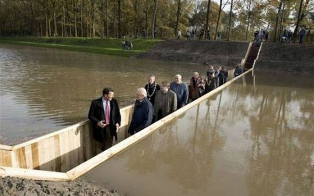 В Голландії у форті Fort De Roovere побудували Міст імені пророка Мойсея (Moses Bridge), який знаходиться нижче рівня води / © membrana.ru