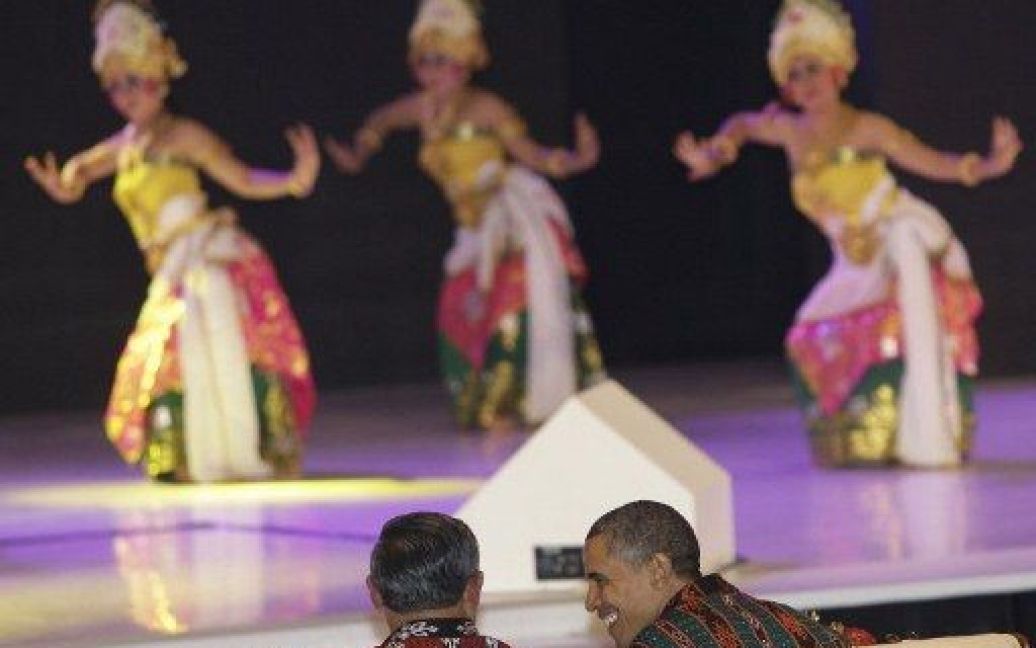 Індонезія, Нуса Дуа. Президент США Барак Обама і президент Індонезії Сусіло Бамбанг Юдхойоно у традиційному індонезійському одязі дивляться на виступ балійських танцівниць під час гала-вечері для учасників саміту АСЕАН. / © AFP