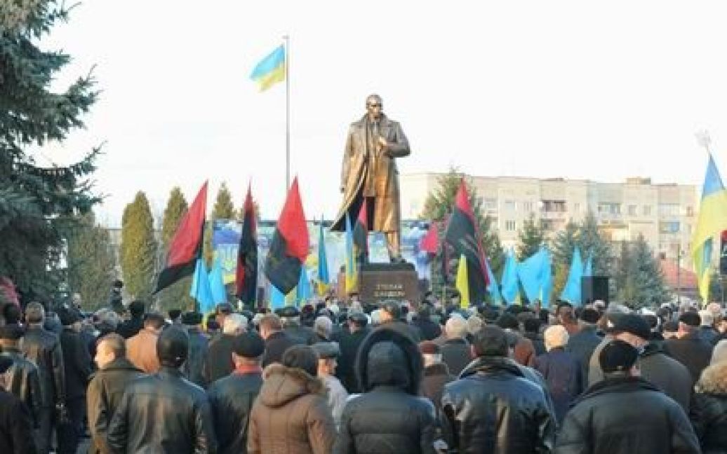 У Самборі відкрили і освятили пам&rsquo;ятник Бандері / © прес-служба КУН