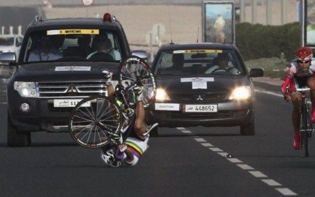 Катар, Аль-Шамана. Італійська велогонщиця Джорджіа Бронзіні впала під час участі у другому етапі велогонки "Тур Катар". / © AFP