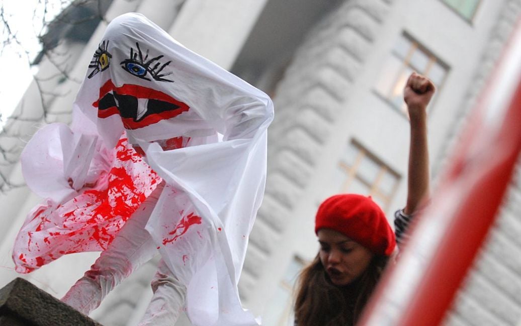 Жіночий рух FEMEN подарував Азарову нову Кровосісю на день народження / © Жіночий рух FEMEN