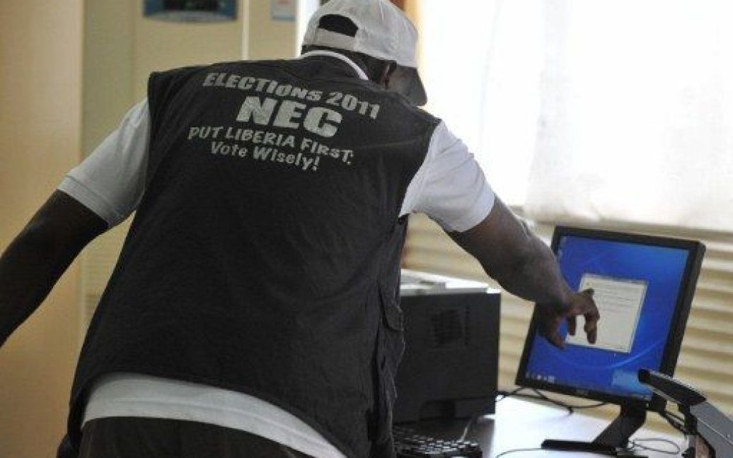 Ліберія, Монровія. Співробітник національної виборчої комісії Ліберії перевіряє результати підрахунку голосів на комп&#039;ютері наступного дня після другого туру президентських виборів у країні. / © AFP