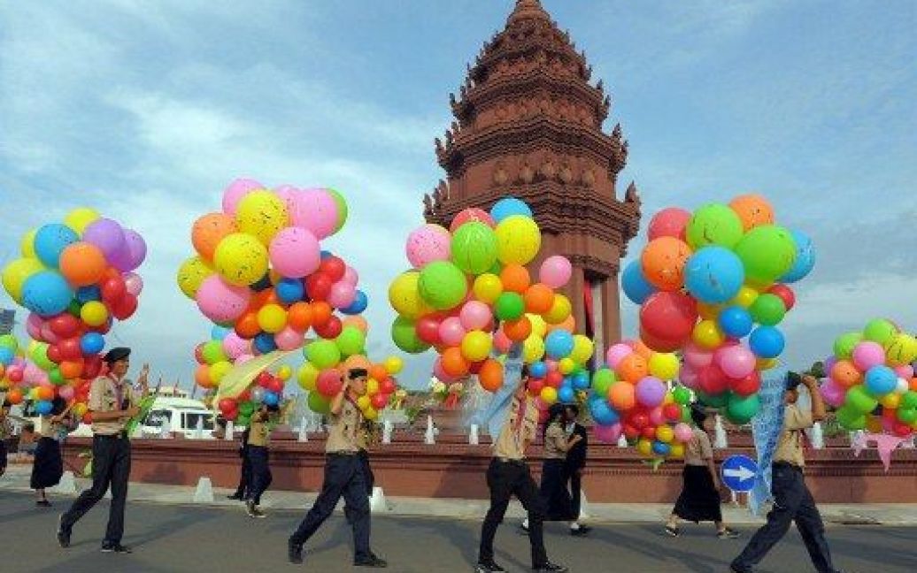 Камбоджа, Пномпень. Скаути несуть повітряні кулі під час церемонії на честь святкування Дня Незалежності у Пномпені. Камбоджа святкує 58-у річницю незалежності від Франції. / © AFP