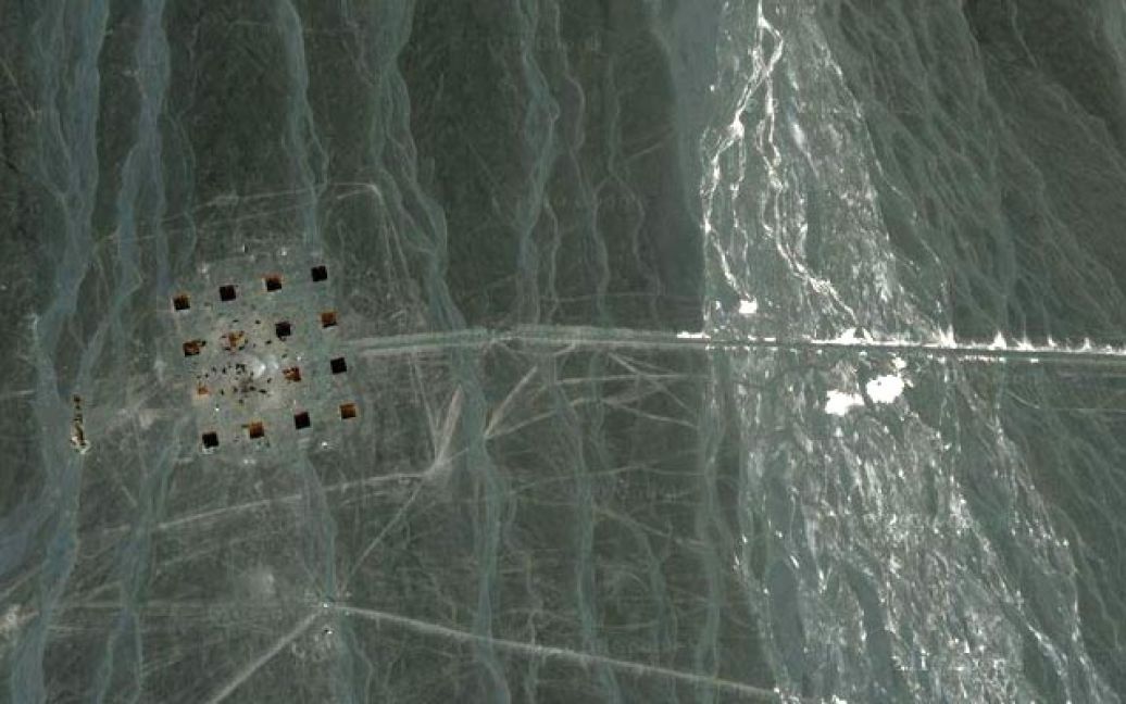 Кілька величезних квадратів, поруч з якими видно спалену техніку. / © Google Maps