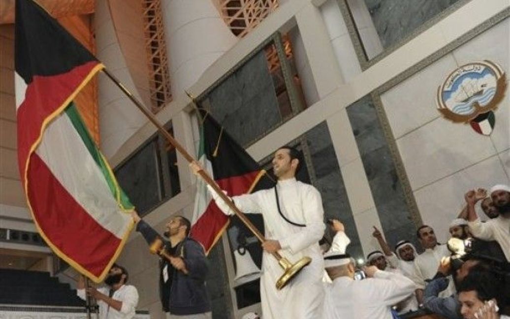 Демонстранти взяли штурмом парламент Кувейта і залишили будівлю лише після того, як заспівали національний гімн в залі засідань. / © AFP